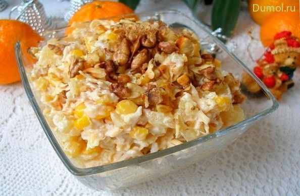 Салат с куриным филе, орехами и ананасом