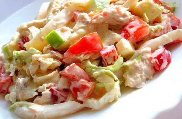Салат с куриным филе, пекинской капустой и перцем