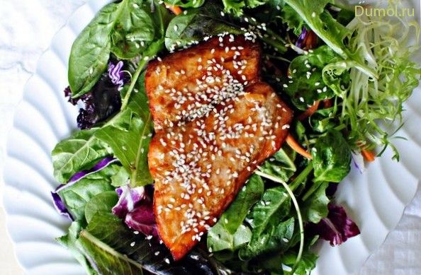 Салат с лососем и красной капустой