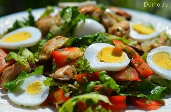 Салат с мидиями, зеленью и перцем