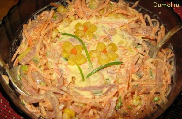 Салат с морковью и полукопченой колбасой