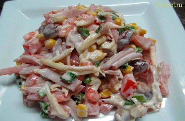 Салат с огурцом, ветчиной и фасолью