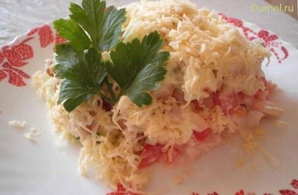 Салат с овощами, сухариками и куриным филе