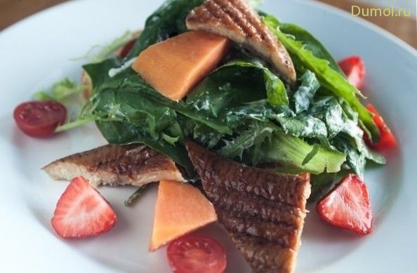 Салат с папайей, клубникой и угрем (салат, папайей) Салат с папайей, клубникой и угрем