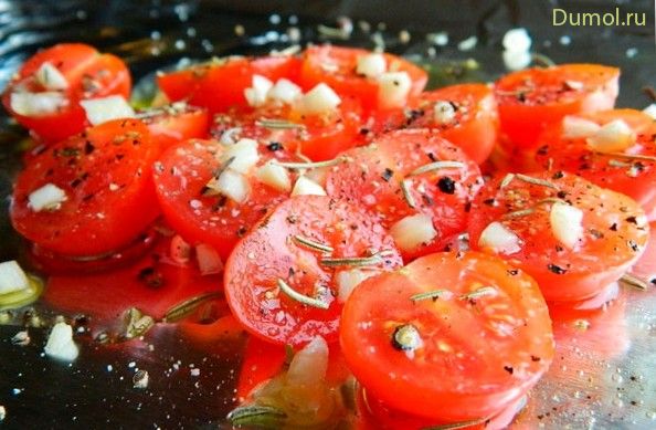 Салат с пастой, помидорами черри и чесноком