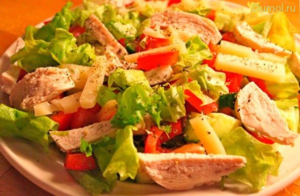 Салат с помидорами, перцем и курицей-гриль