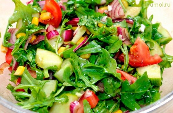 Салат с рукколой, кукурузой и помидорами (салат, рукколой, кукурузой) Салат с рукколой, кукурузой и помидорами