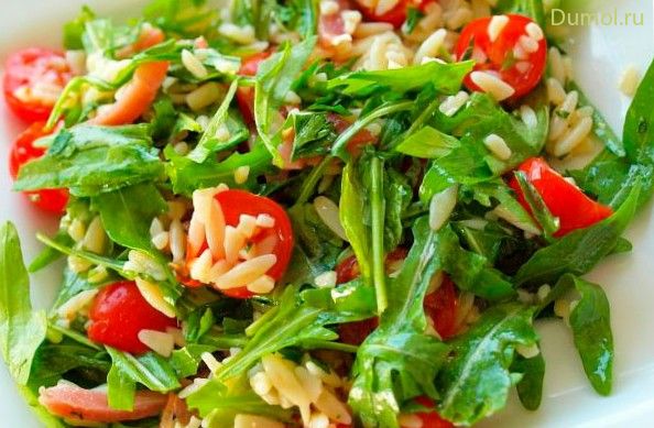 Салат с рукколой, сыром и кедровыми орехами