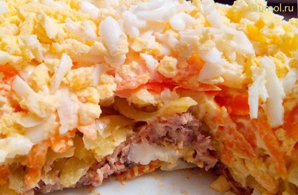 Салат с рыбными консервами в трубочках