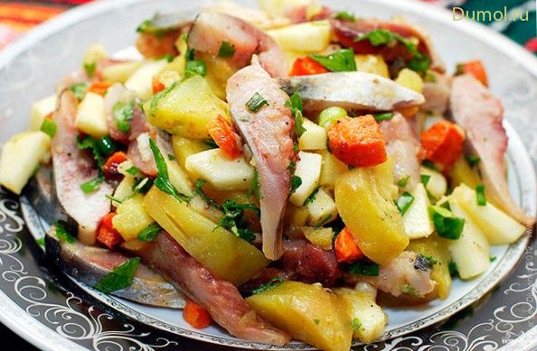 Салат с сельдью и овощами без майонеза
