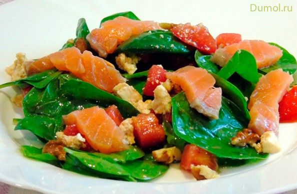 Салат со шпинатом, лососем и сыром фета