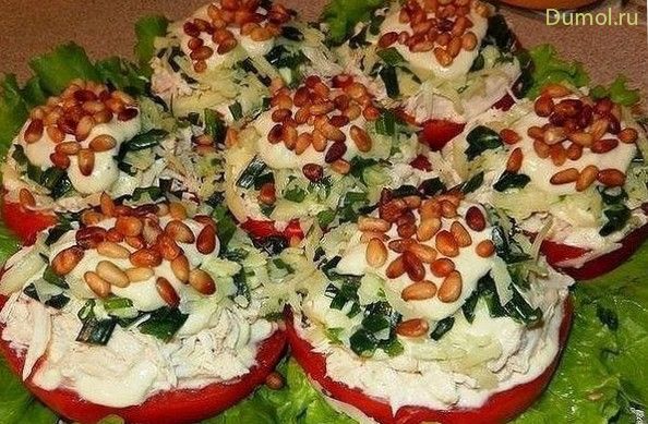 Салат-закуска из курицы на помидорах