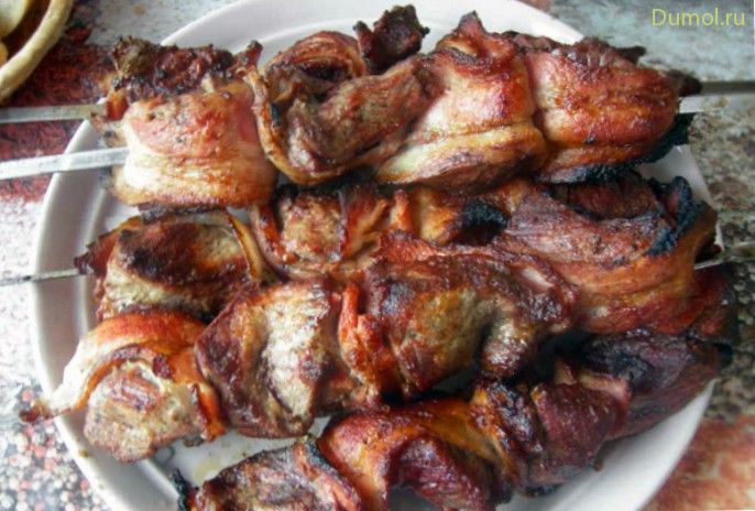 Шашлык из говядины с луком в беконе