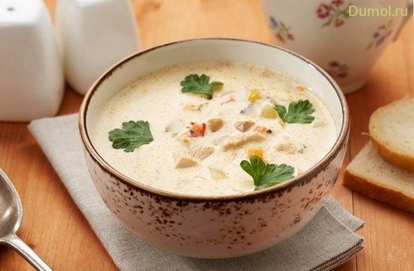 Сливочный суп с курицей, овощами и сухариками