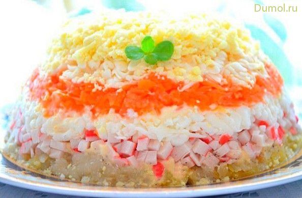 Слоеный крабовый салат с рисом