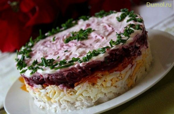 Слоеный овощной салат с говядиной