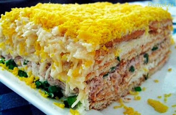 Слоеный салат из крекеров с рыбной консервой