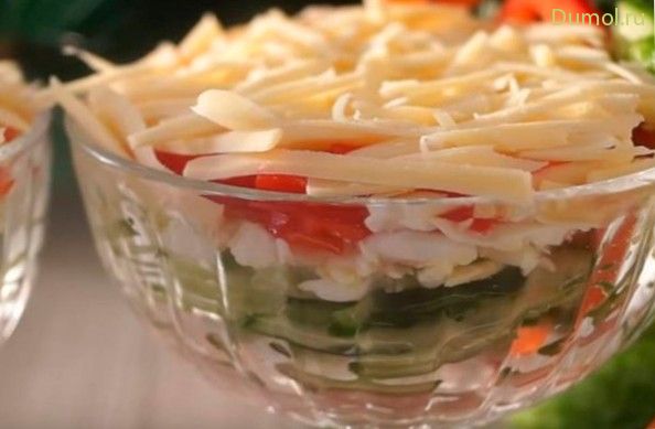 Слоеный салат-коктейль с ветчиной и сыром