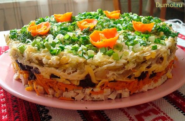 Слоеный салат «Ночка» с черносливом