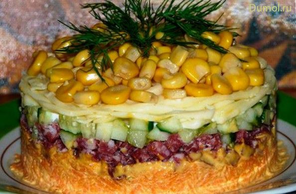 Слоеный салат «Осень» с копченой колбасой