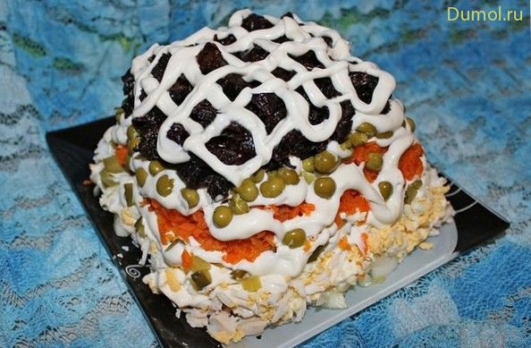 Слоеный салат «Прага» с курицей и черносливом