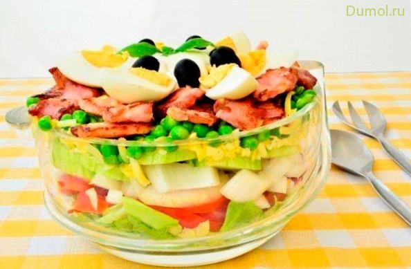 Слоеный салат с беконом, яйцами и зеленью
