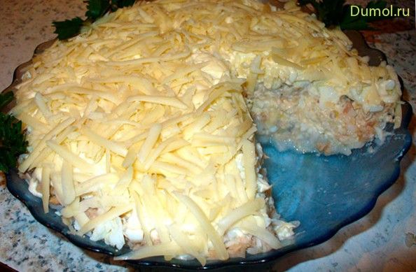 Слоеный салат с горбушей и грибами