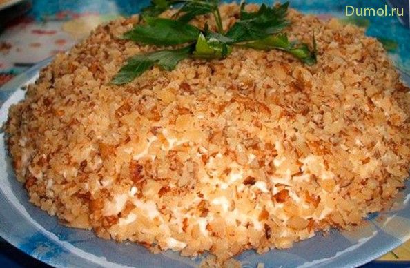 Слоеный салат с колбасой, картофелем, морковью и огурцами