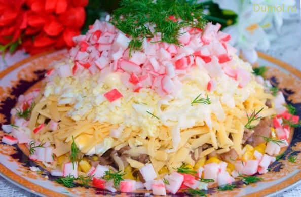 Слоеный салат с крабовыми палочками и грибами