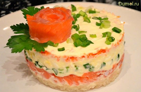 Слоеный салат с креветками и картофелем