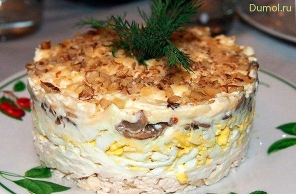 Слоеный салат с куриным филе и грецкими орехами