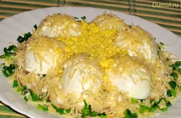 Слоеный салат «Сугроб» с колбасой