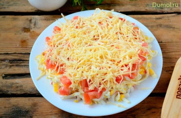 Слоеный салат «Вкусный» с крабовыми палочками (слоеный, салат) Слоеный салат «Вкусный» с крабовыми палочками