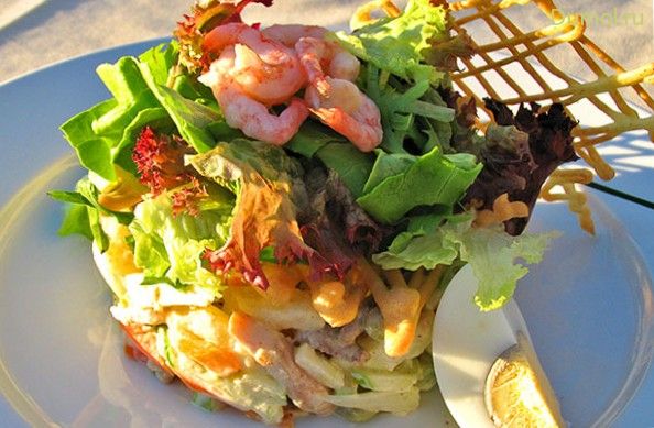 Старорусский рыбный салат с мясом и яблоком