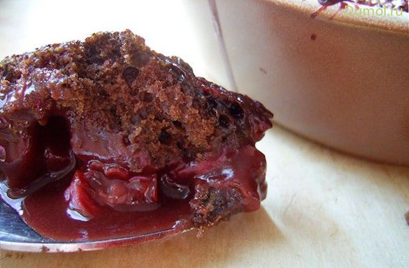 Стремительное шоколадное суфле с вишневым соусом