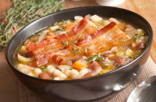 Суп из фасоли, бекона и капусты
