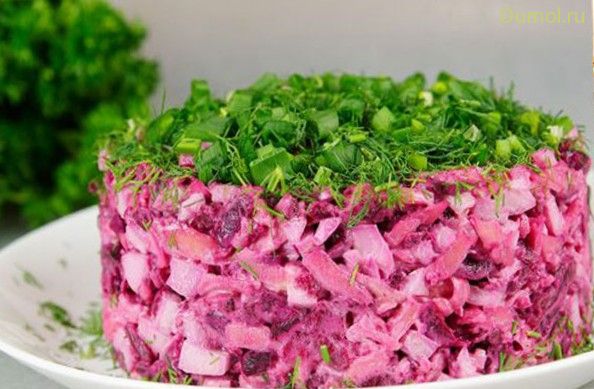 Свекольный салат с сыром и кальмарами