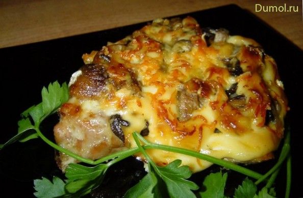 Свиная отбивная запеченная под сыром и грибами