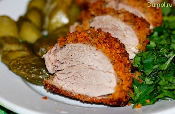 Свиная вырезка, запеченная в панировочных сухарях