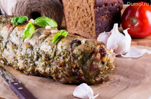 Свинина, фаршированная соусом песто