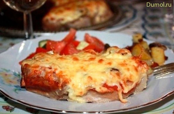 Свинина с помидорами под сыром в фольге