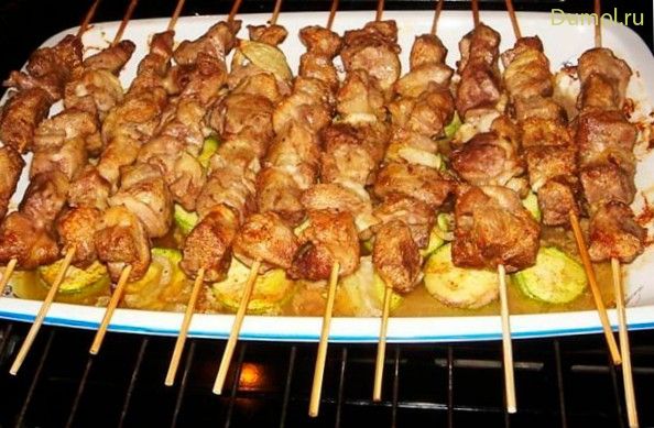 Свиной шашлык с картофелем в духовке
