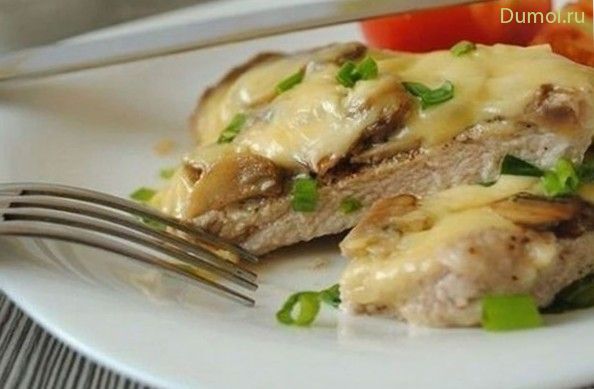 Свиные отбивные с шампиньонами и сыром