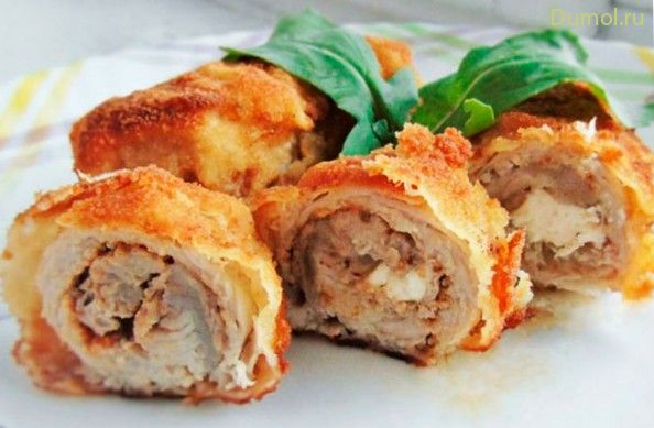 Свиные рулеты с яблоком и яйцом