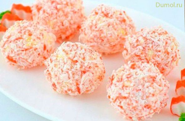 Сырно-крабовый салат шариками «Рафаэлло»