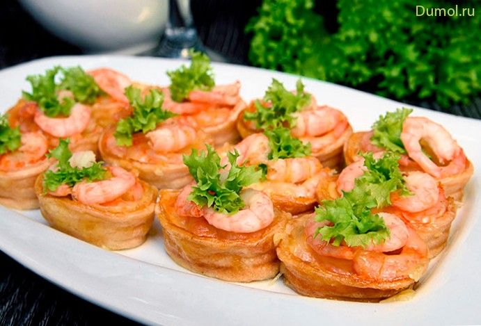 Сырные тарталетки с креветками и огурцом