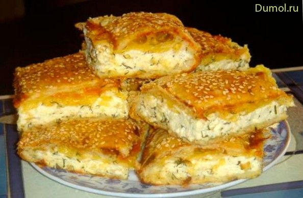 Сырный пирог с кунжутом из слоеного теста