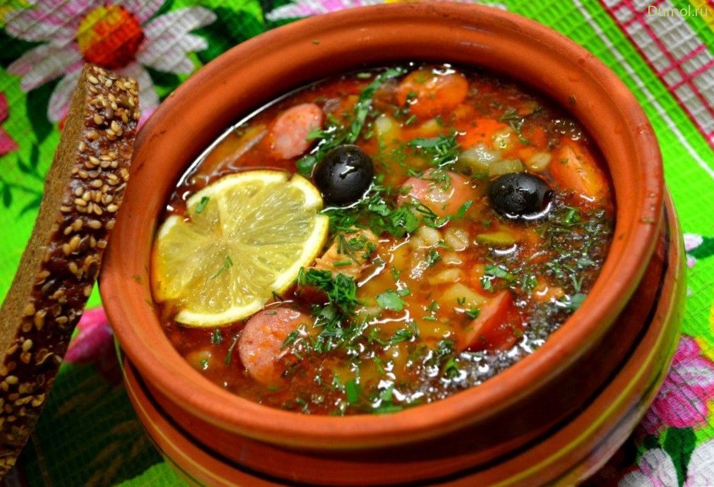Сытная солянка с овощами и колбасой