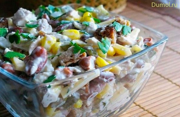 Сытный салат с куриной грудкой и сухариками