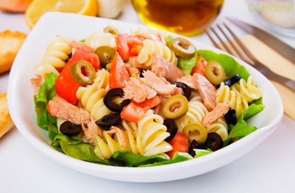 Сытный салат с макаронами, овощами и тунцом (сытный, салат, макаронами) Сытный салат с макаронами, овощами и тунцом